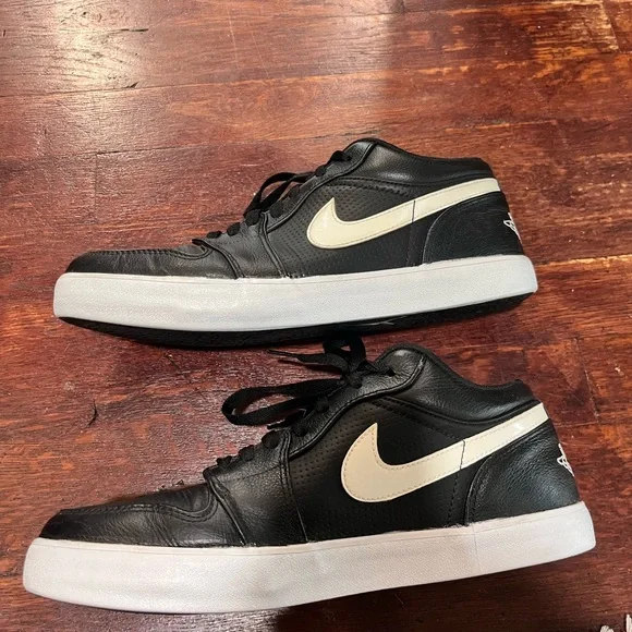 Nike Air Jordan 1 v.2 Low Black and White Sneakers - Picture 2 of 6